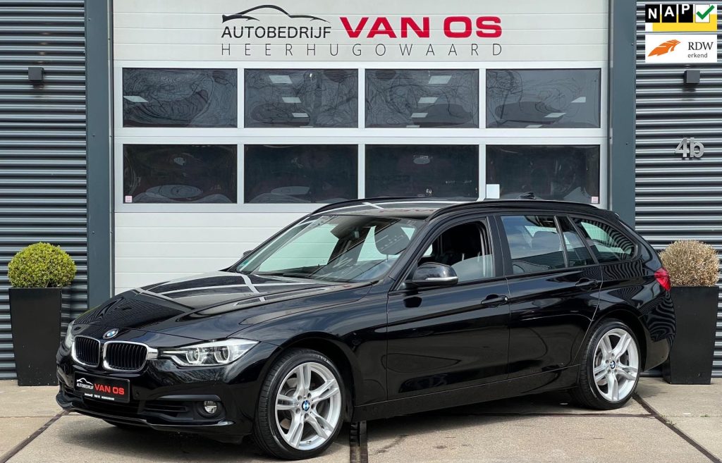 BMW 3-serie Touring 318i High Executive bij Autobedrijf Van Os Heerhugowaard