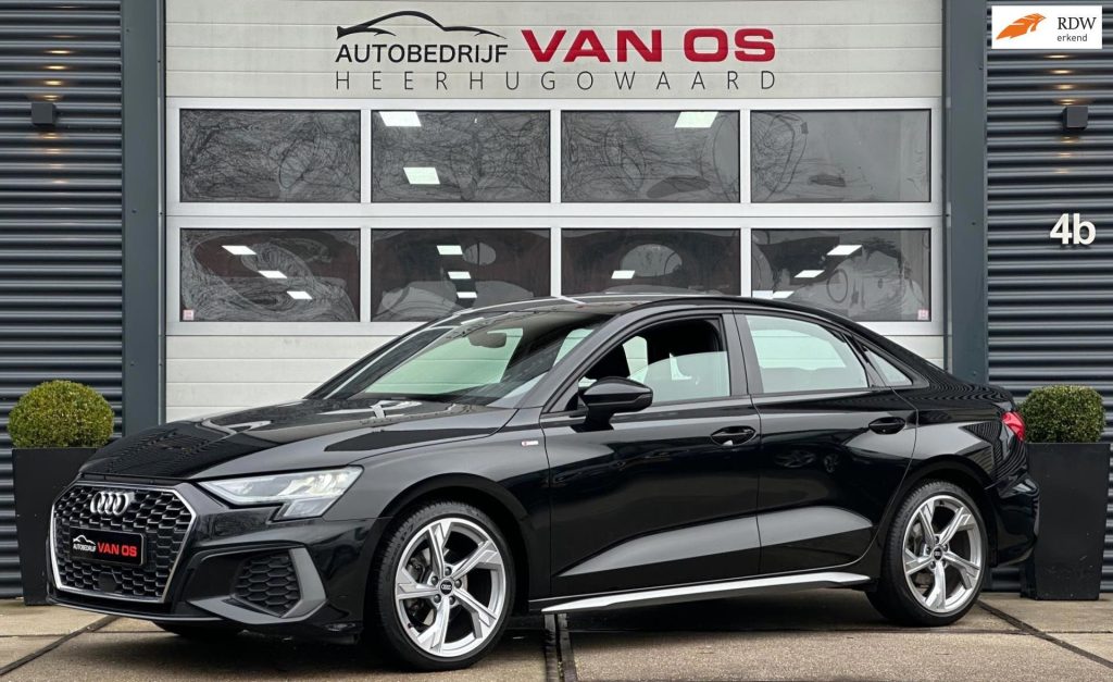 Audi A3 Limousine 35 TFSI S edition bij Autobedrijf Van Os Heerhugowaard